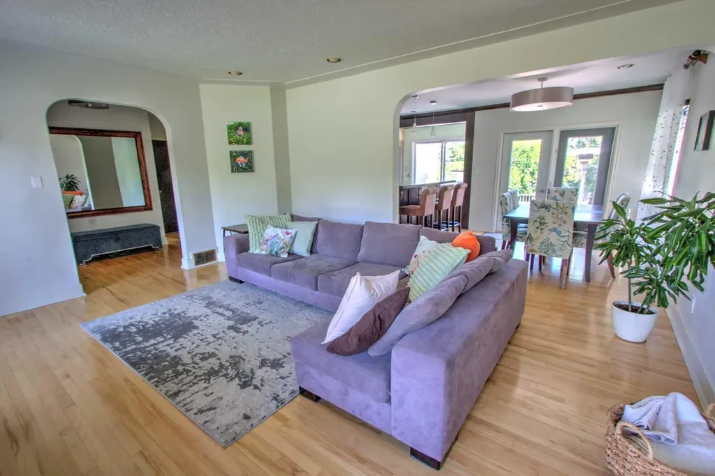 1604 Scotland Street SW Calgary AB T3C 2L5