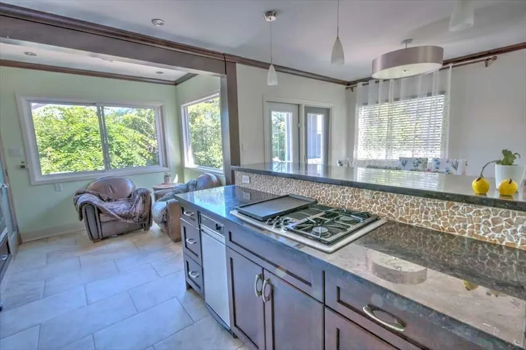 1604 Scotland Street SW Calgary AB T3C 2L5