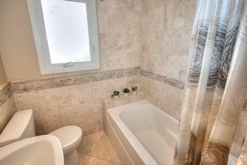 1604 Scotland Street SW Calgary AB T3C 2L5