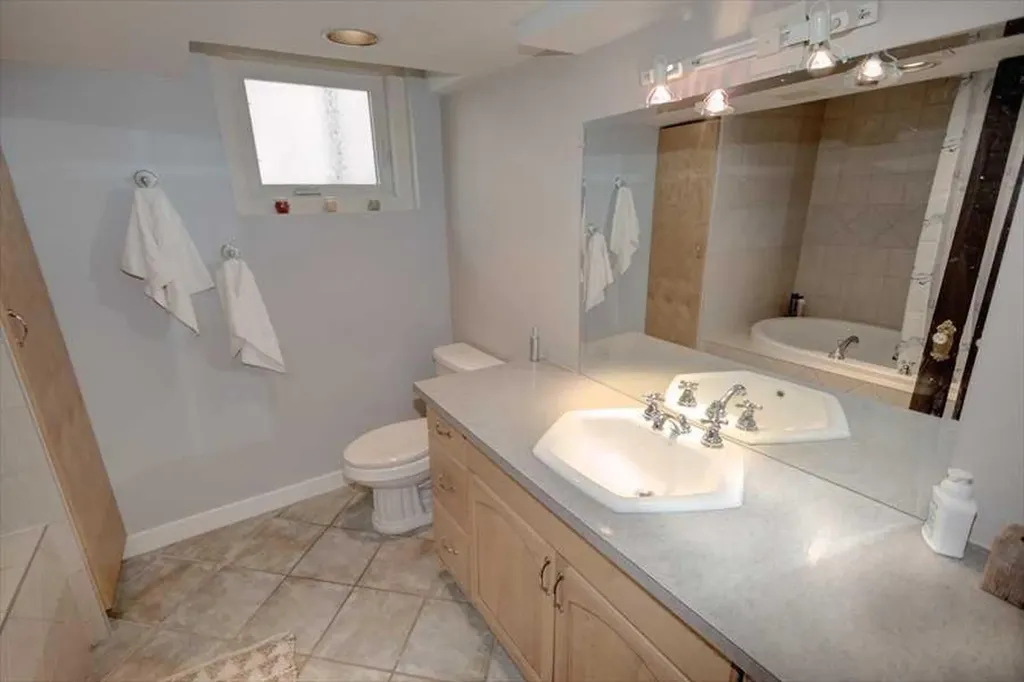 1604 Scotland Street SW Calgary AB T3C 2L5