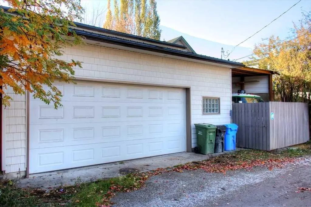 1604 Scotland Street SW Calgary AB T3C 2L5