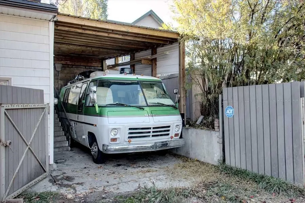 1604 Scotland Street SW Calgary AB T3C 2L5