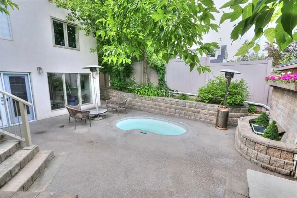 1604 Scotland Street SW Calgary AB T3C 2L5