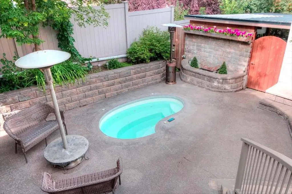 1604 Scotland Street SW Calgary AB T3C 2L5