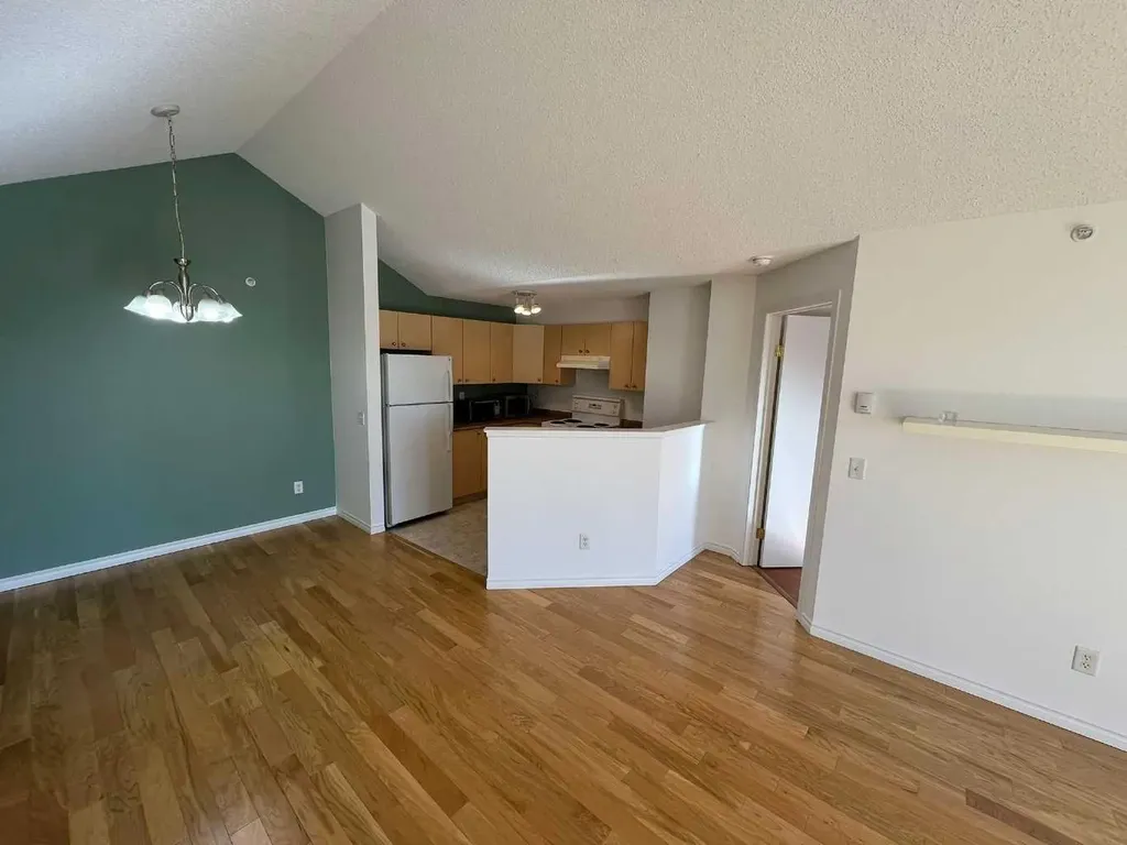 16 Country Village Bay NE Calgary AB t3k 5y9