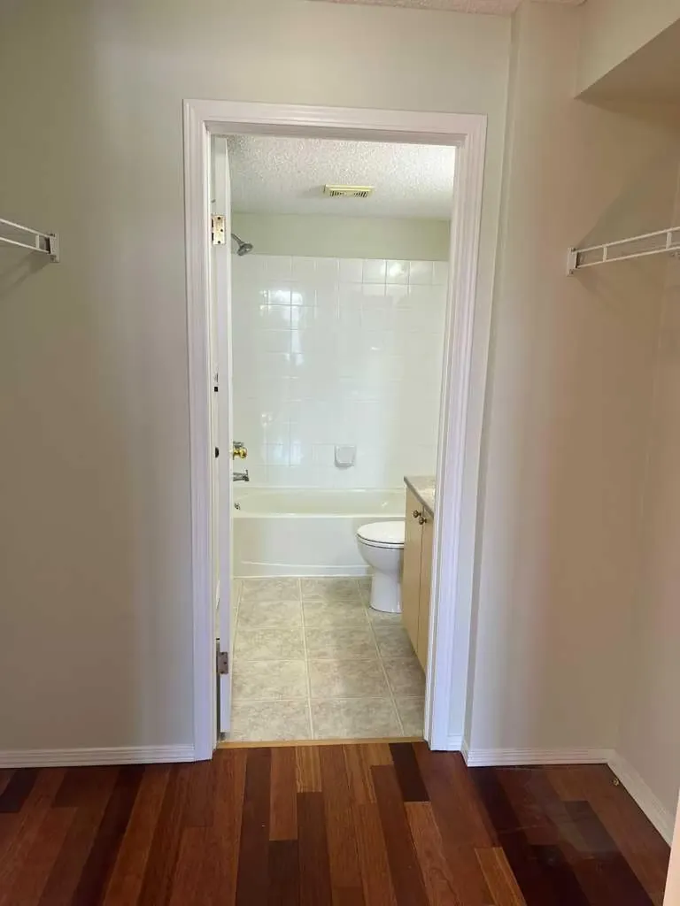 16 Country Village Bay NE Calgary AB t3k 5y9