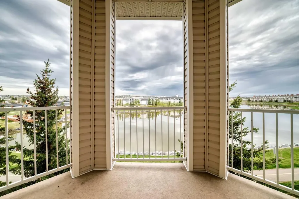 16 Country Village Bay NE Calgary AB t3k 5y9