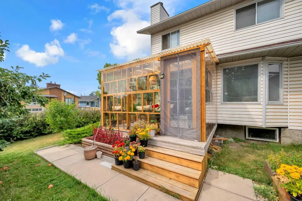 4 Fallingworth Bay NE Calgary AB T3J1G3