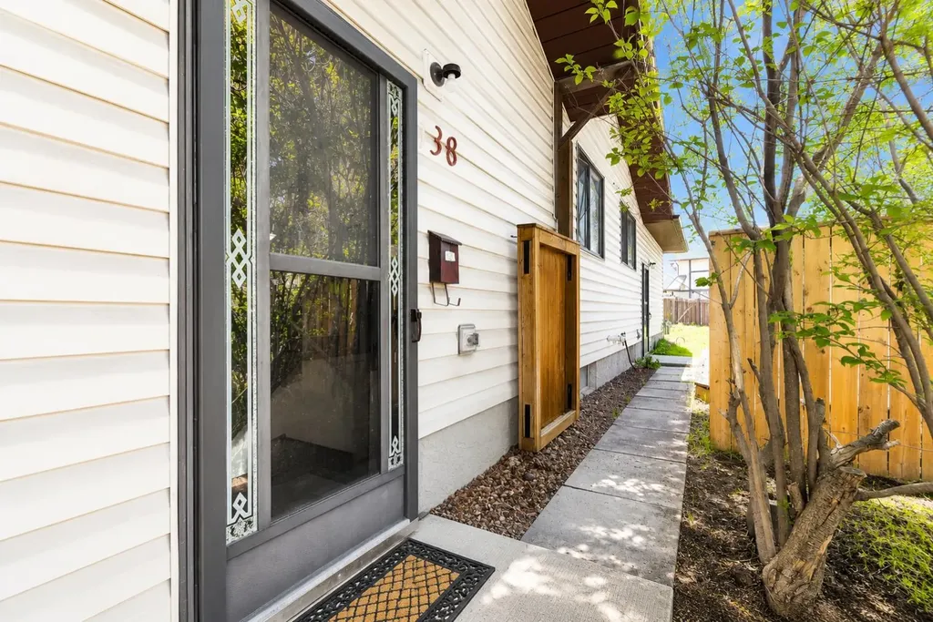 138 Dalhousie Road NW Calgary AB T3A 2H1