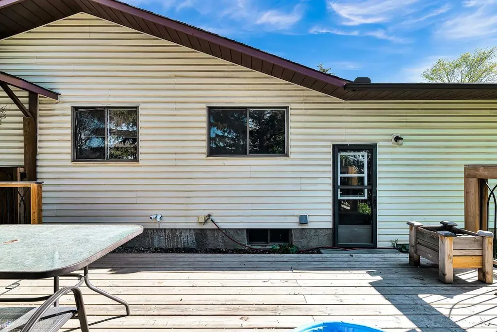 138 Dalhousie Road NW Calgary AB T3A 2H1