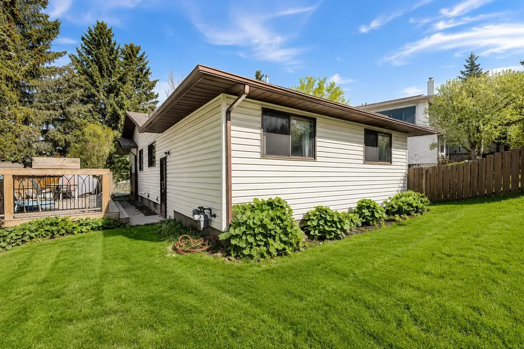 138 Dalhousie Road NW Calgary AB T3A 2H1