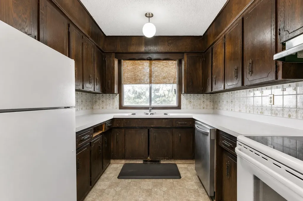138 Dalhousie Road NW Calgary AB T3A 2H1