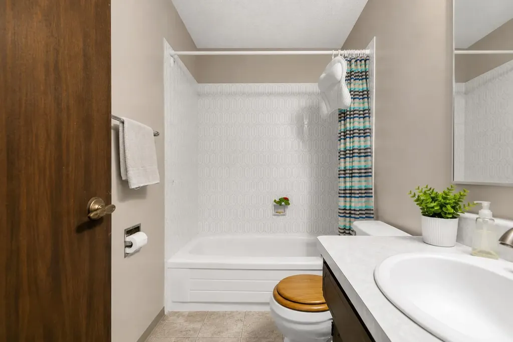 138 Dalhousie Road NW Calgary AB T3A 2H1