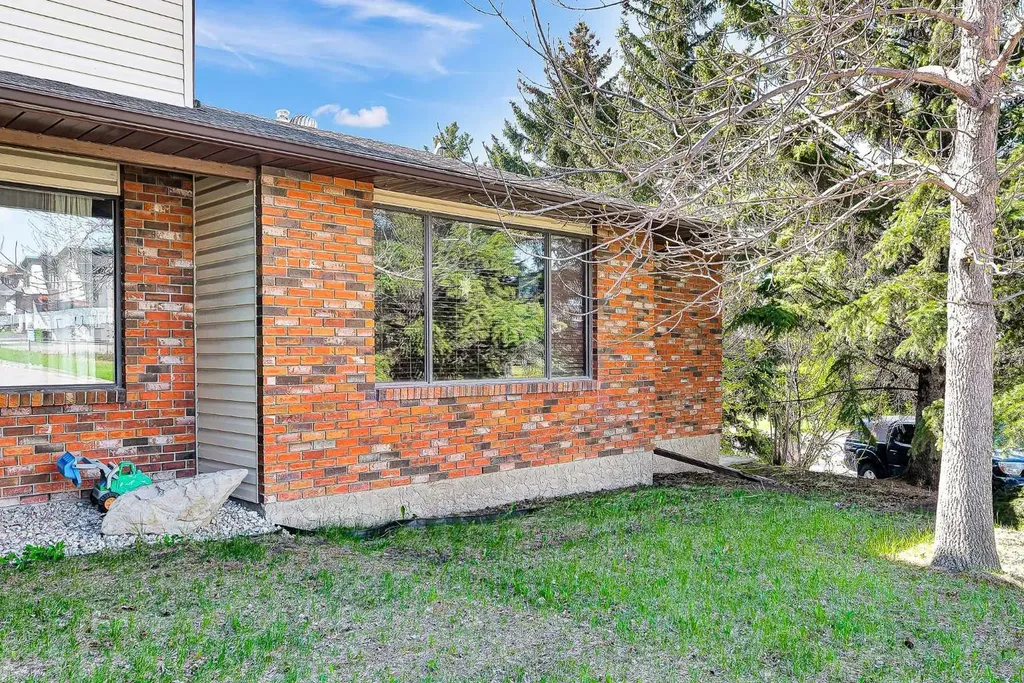 138 Dalhousie Road NW Calgary AB T3A 2H1