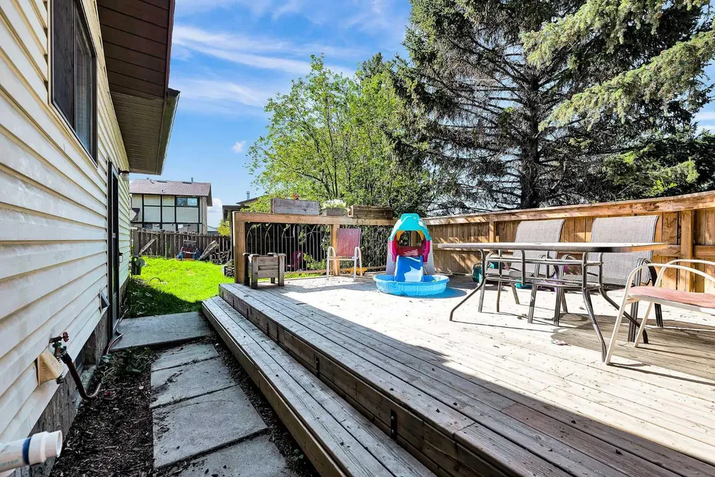 138 Dalhousie Road NW Calgary AB T3A 2H1