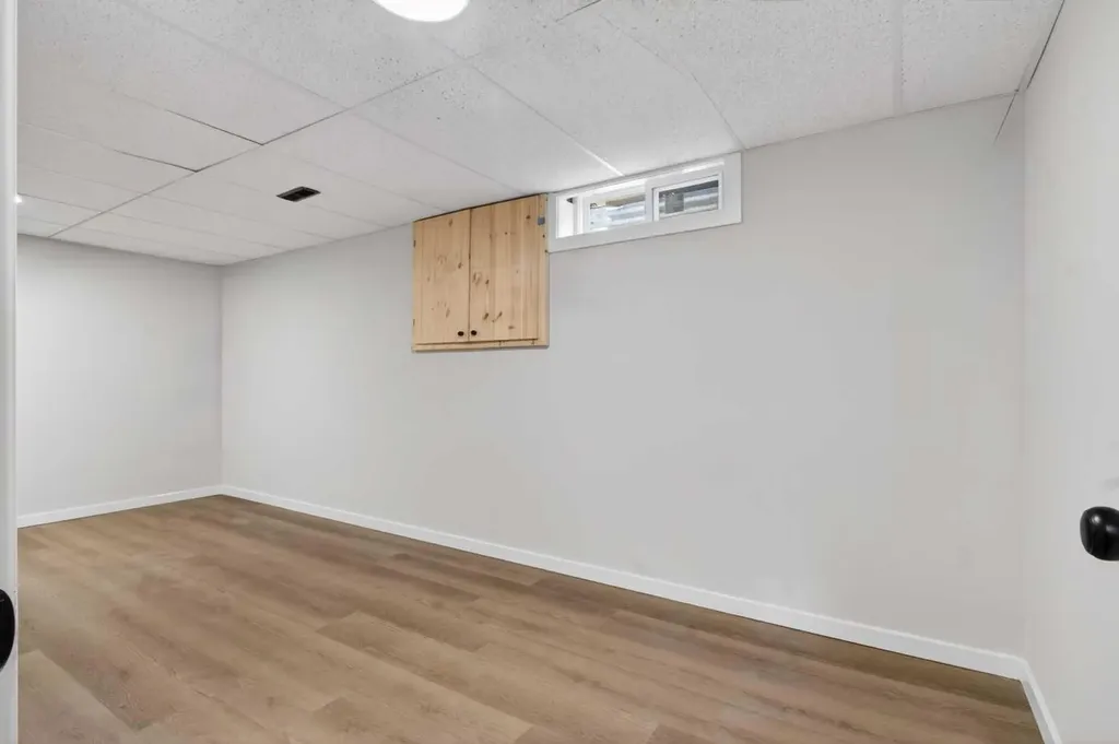 5340 17 Avenue SW Calgary AB T3E 6M3