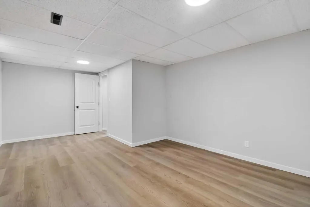 5340 17 Avenue SW Calgary AB T3E 6M3