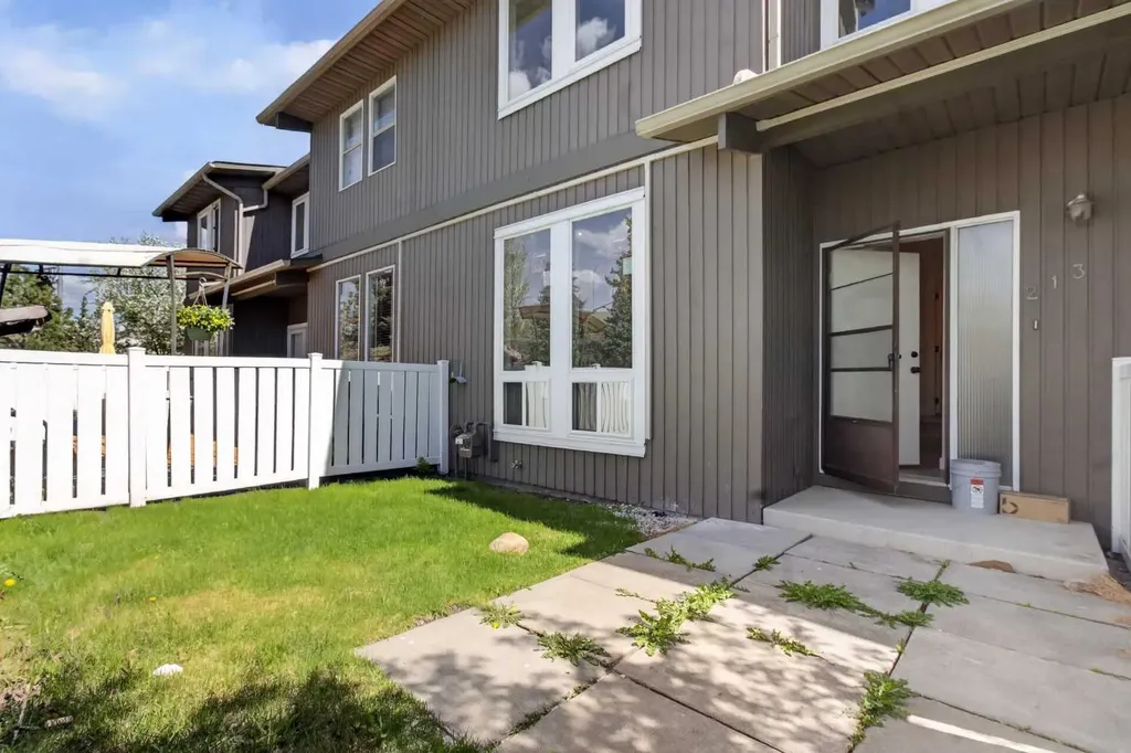 5340 17 Avenue SW Calgary AB T3E 6M3