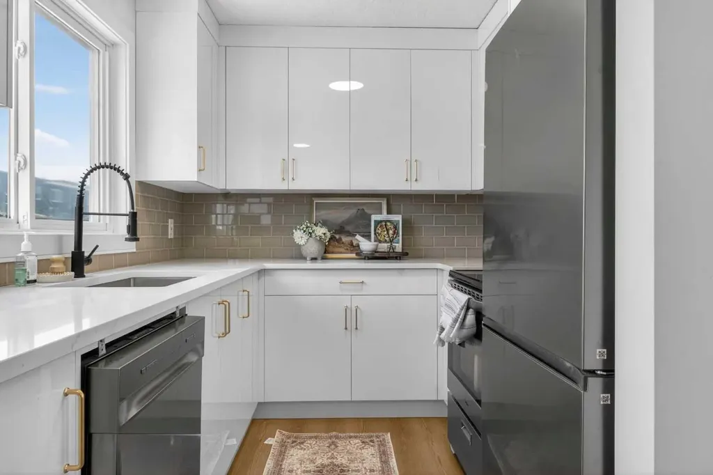 5340 17 Avenue SW Calgary AB T3E 6M3