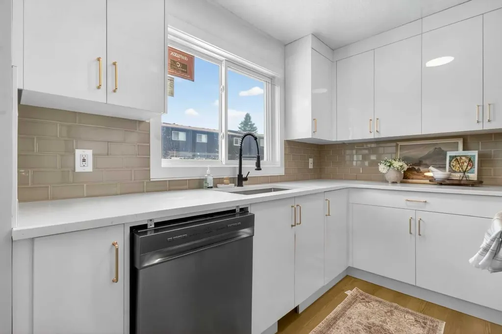5340 17 Avenue SW Calgary AB T3E 6M3
