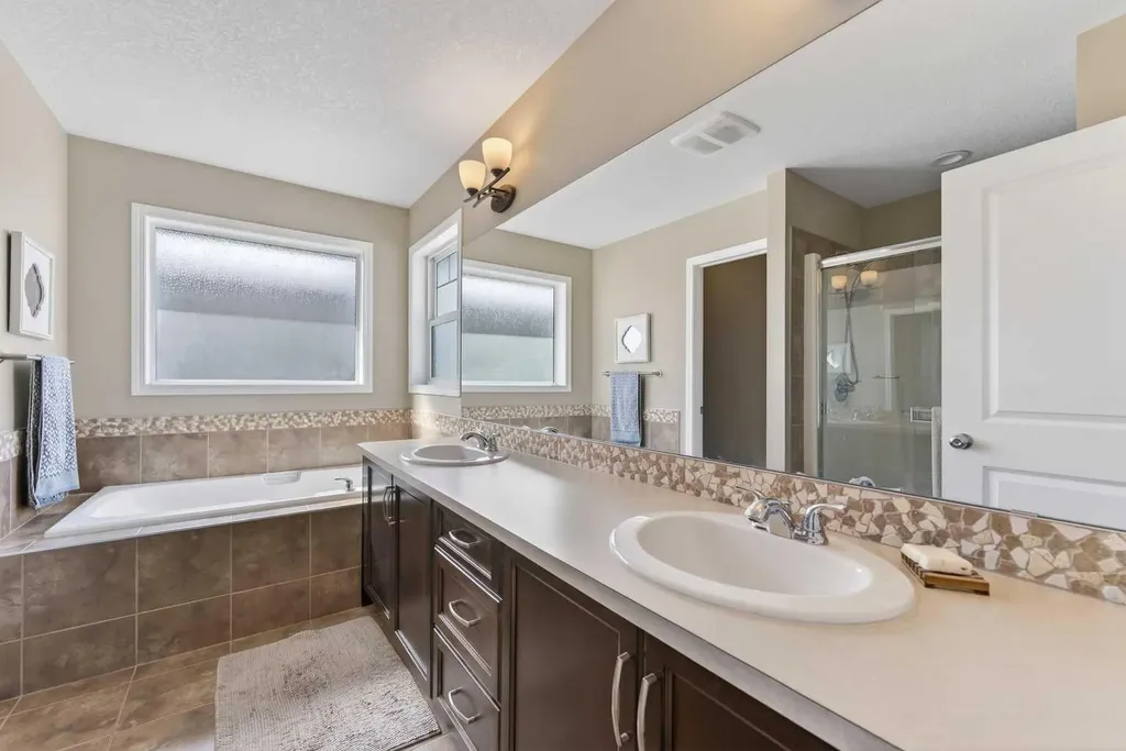 183 Reunion Grove NW Airdrie AB T4B 0Z3