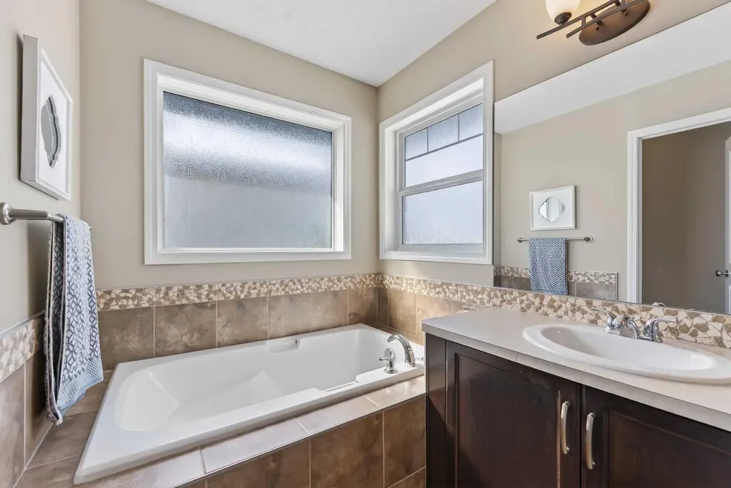183 Reunion Grove NW Airdrie AB T4B 0Z3