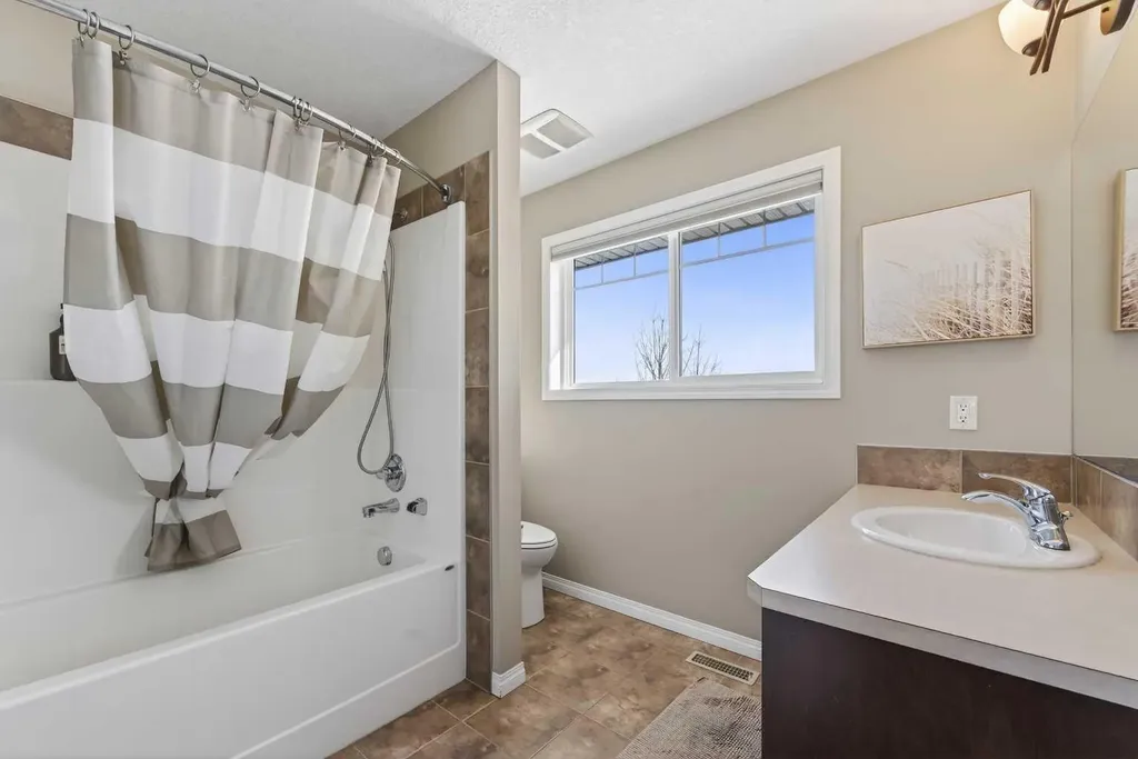 183 Reunion Grove NW Airdrie AB T4B 0Z3