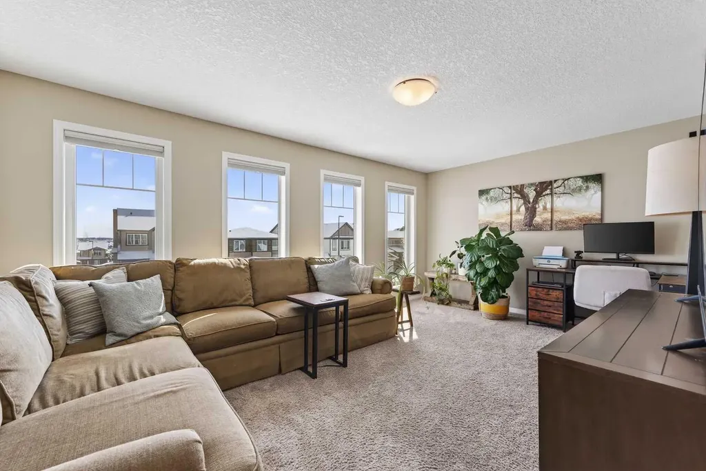 183 Reunion Grove NW Airdrie AB T4B 0Z3