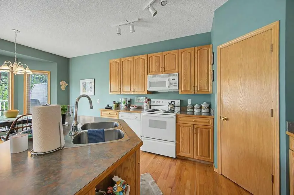18 Prominence View SW Calgary AB T3H 3M8