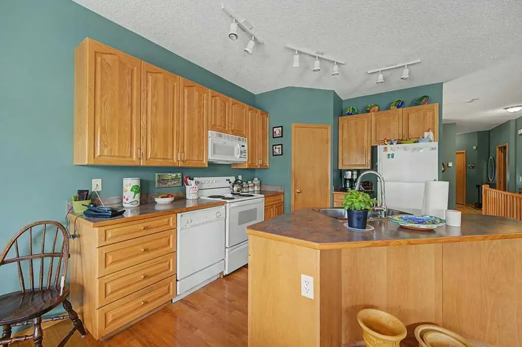 18 Prominence View SW Calgary AB T3H 3M8