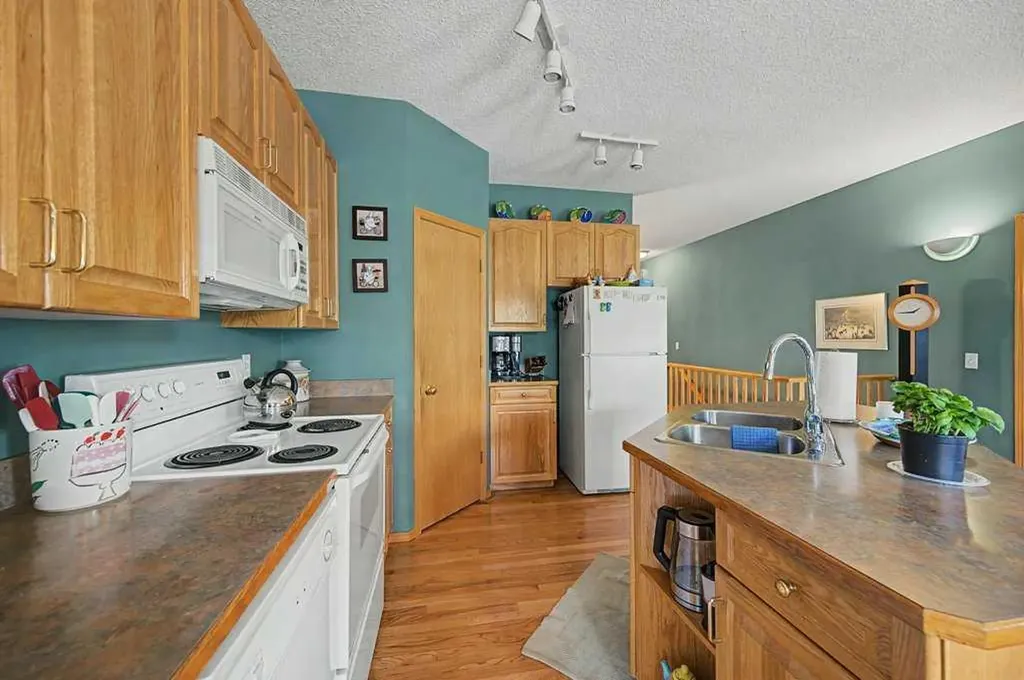 18 Prominence View SW Calgary AB T3H 3M8