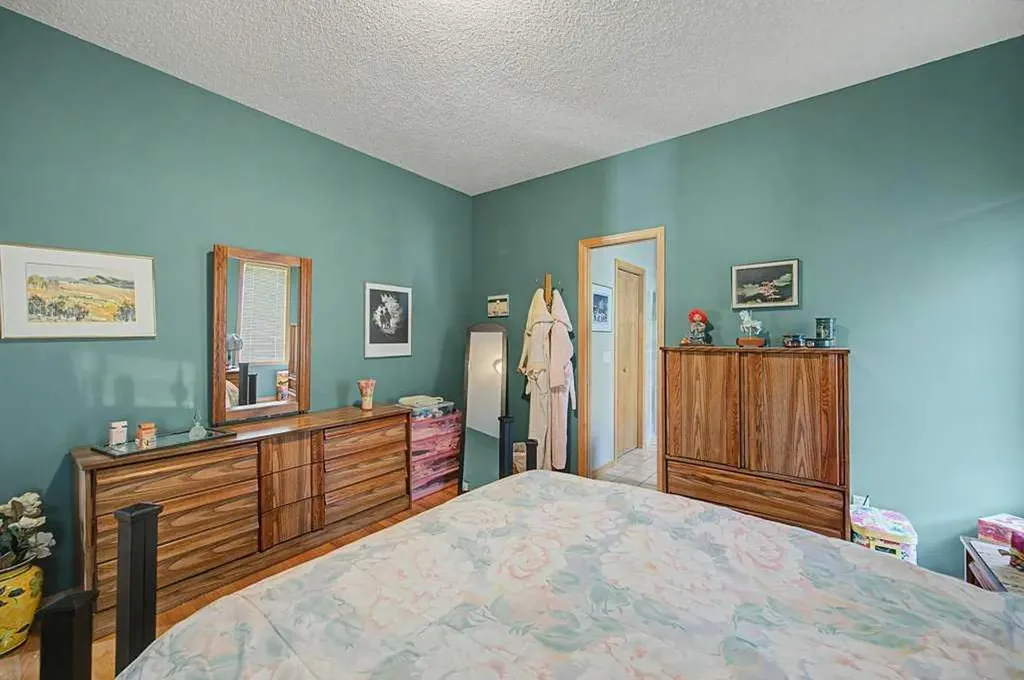 18 Prominence View SW Calgary AB T3H 3M8
