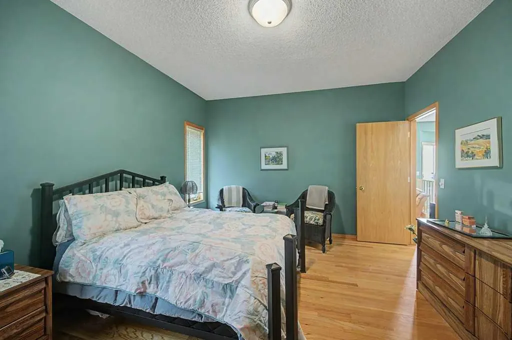 18 Prominence View SW Calgary AB T3H 3M8