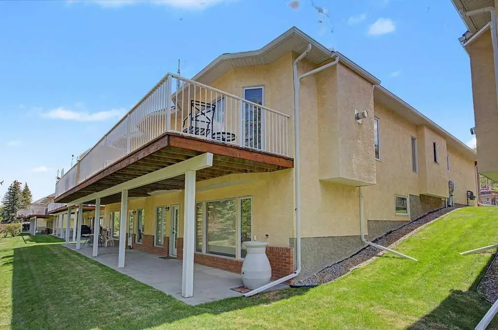 18 Prominence View SW Calgary AB T3H 3M8