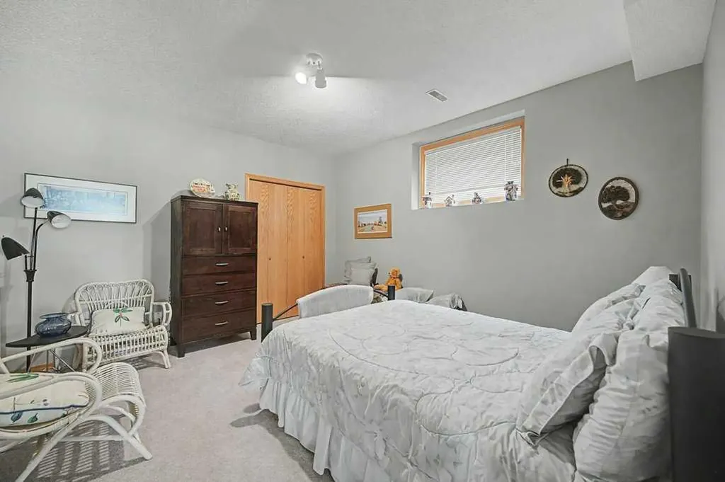 18 Prominence View SW Calgary AB T3H 3M8
