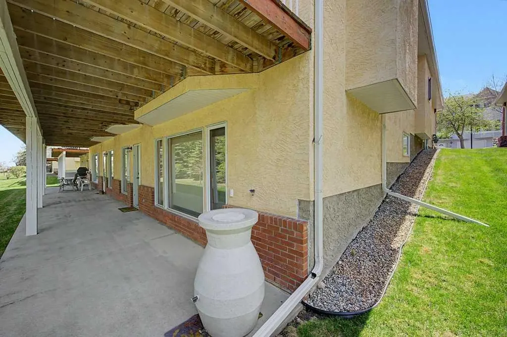 18 Prominence View SW Calgary AB T3H 3M8