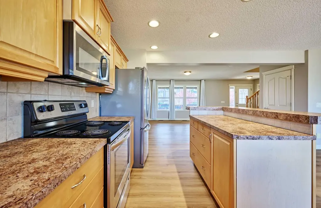 383 Prestwick Close SE Calgary AB T2Z 4Y5