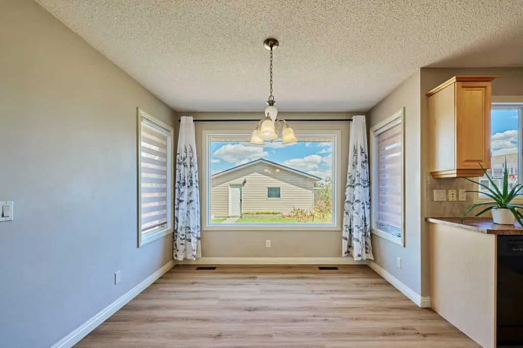 383 Prestwick Close SE Calgary AB T2Z 4Y5