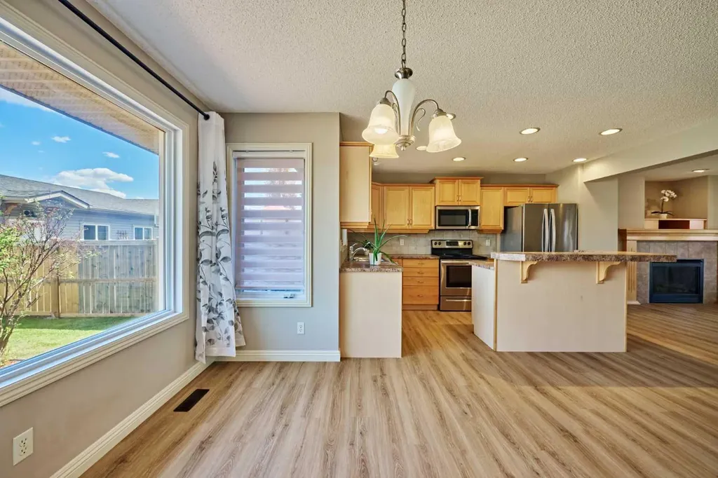 383 Prestwick Close SE Calgary AB T2Z 4Y5
