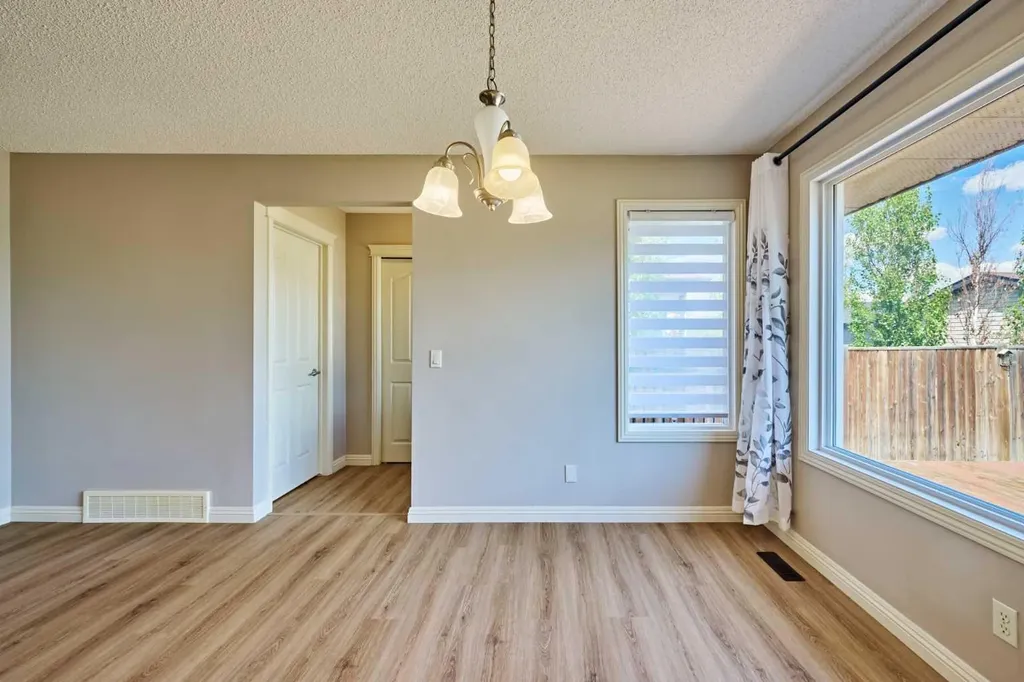 383 Prestwick Close SE Calgary AB T2Z 4Y5