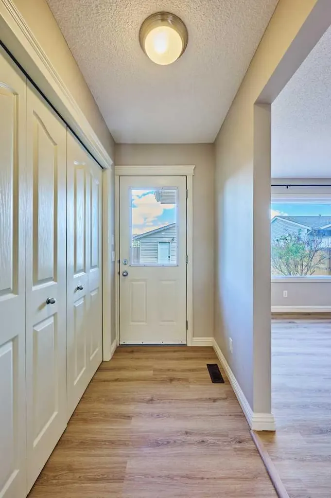 383 Prestwick Close SE Calgary AB T2Z 4Y5