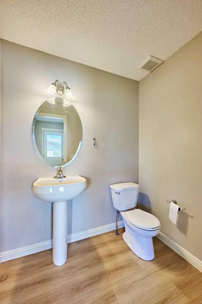383 Prestwick Close SE Calgary AB T2Z 4Y5