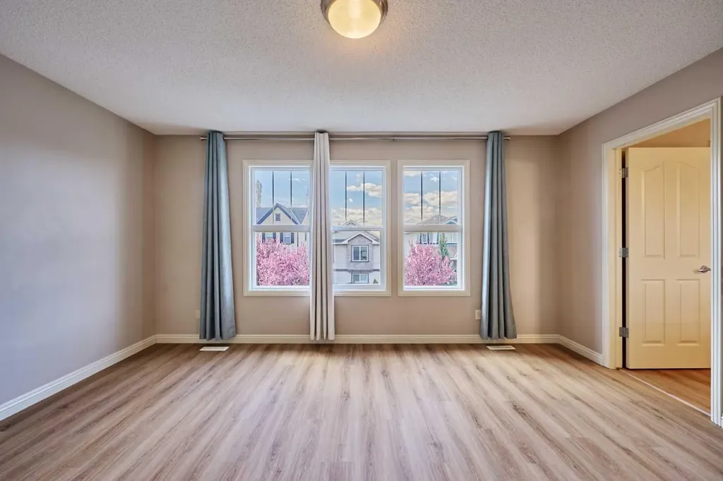 383 Prestwick Close SE Calgary AB T2Z 4Y5