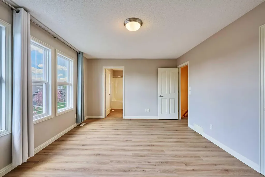 383 Prestwick Close SE Calgary AB T2Z 4Y5