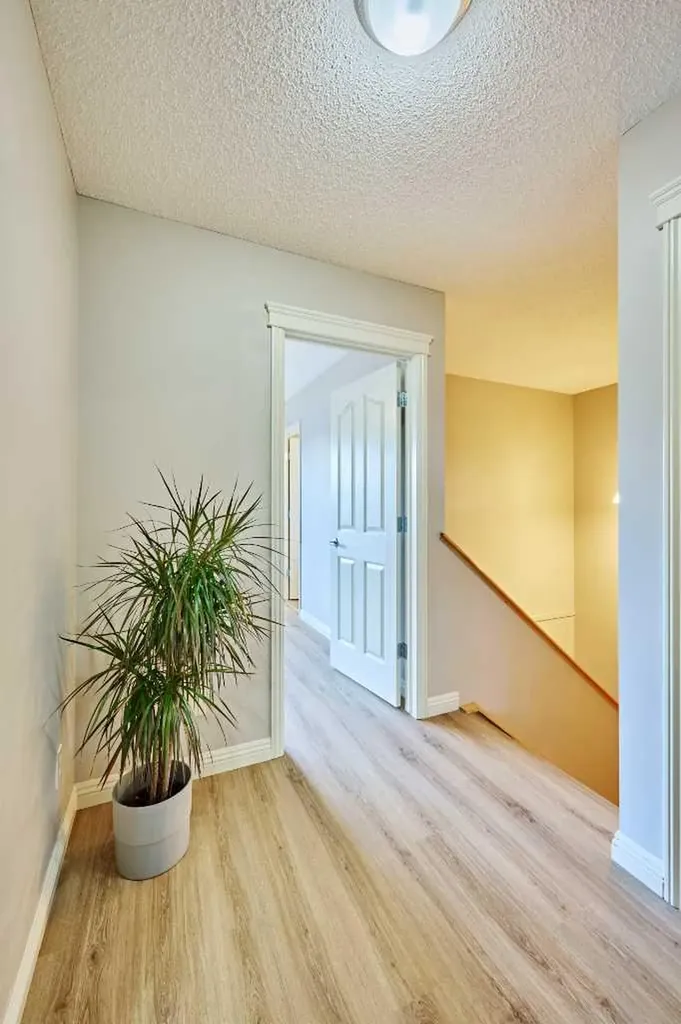 383 Prestwick Close SE Calgary AB T2Z 4Y5