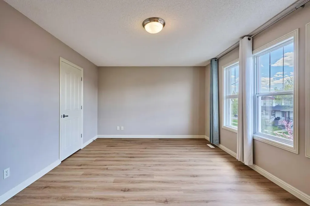 383 Prestwick Close SE Calgary AB T2Z 4Y5