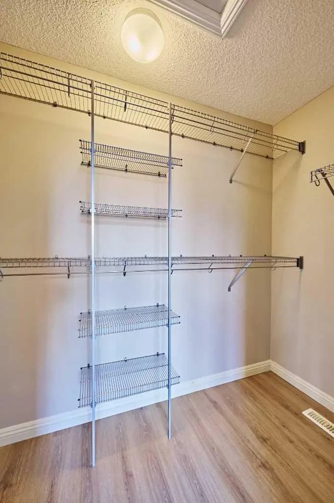 383 Prestwick Close SE Calgary AB T2Z 4Y5