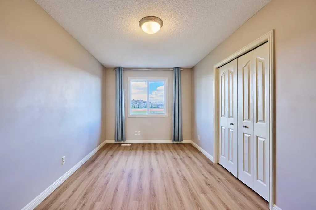 383 Prestwick Close SE Calgary AB T2Z 4Y5