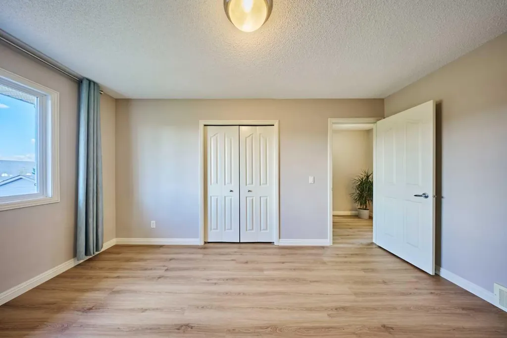 383 Prestwick Close SE Calgary AB T2Z 4Y5