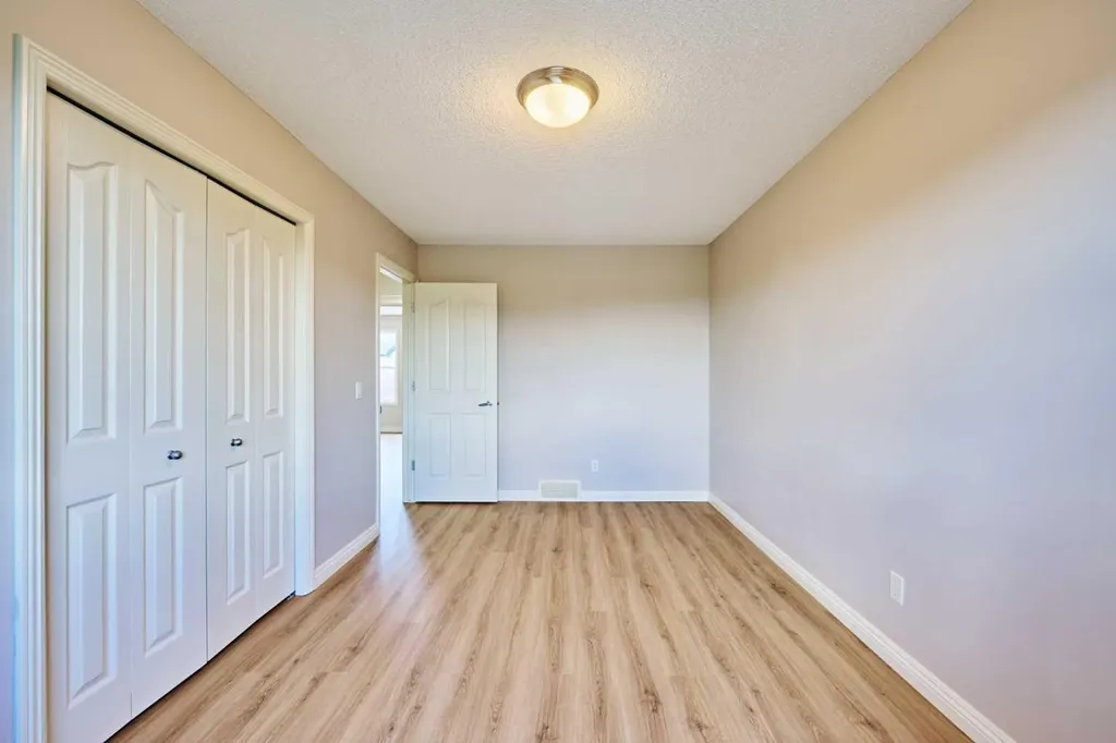 383 Prestwick Close SE Calgary AB T2Z 4Y5